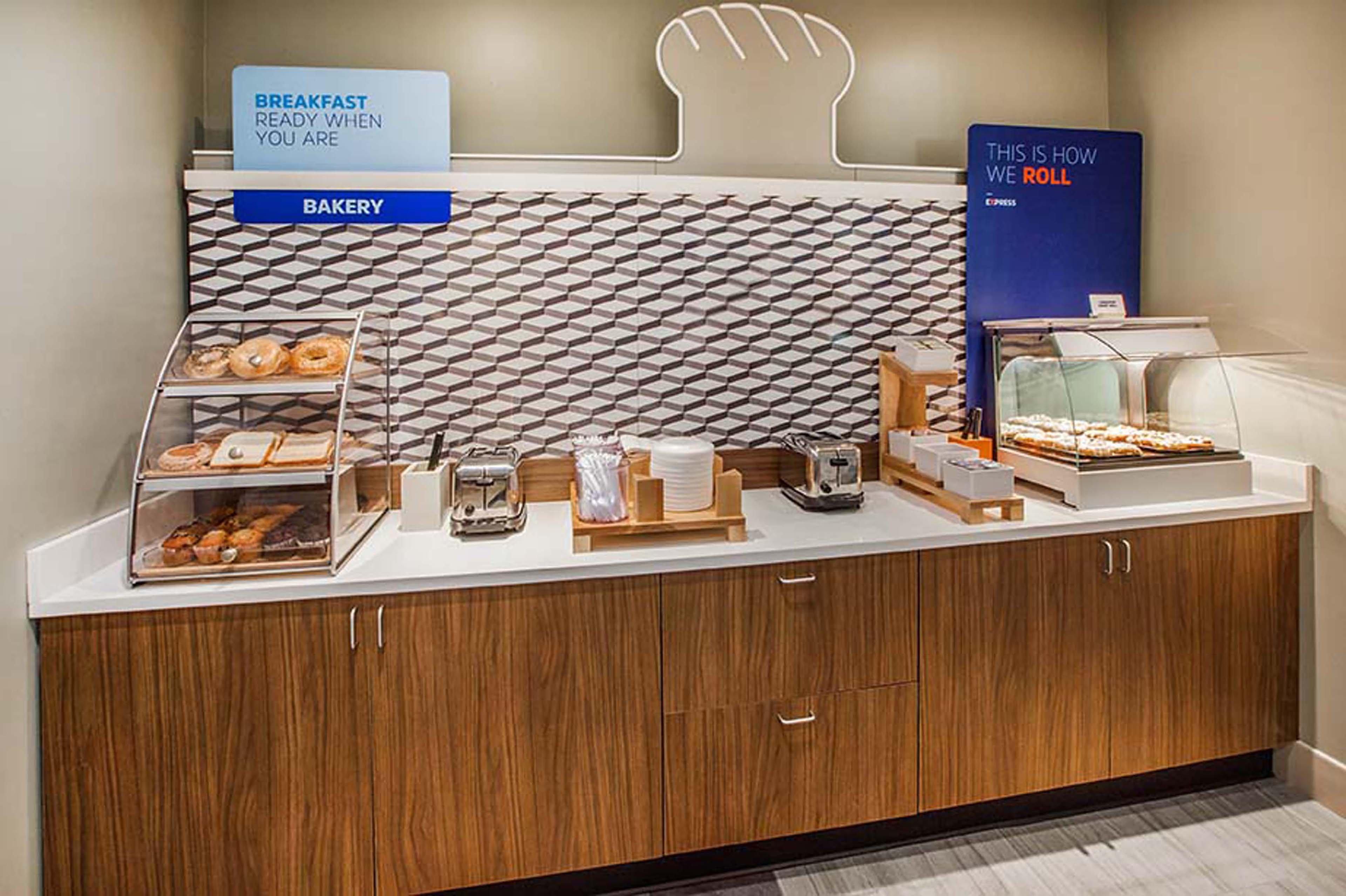 Holiday Inn Express & Suites San Antonio Frost Bank Center By Ihg Buitenkant foto