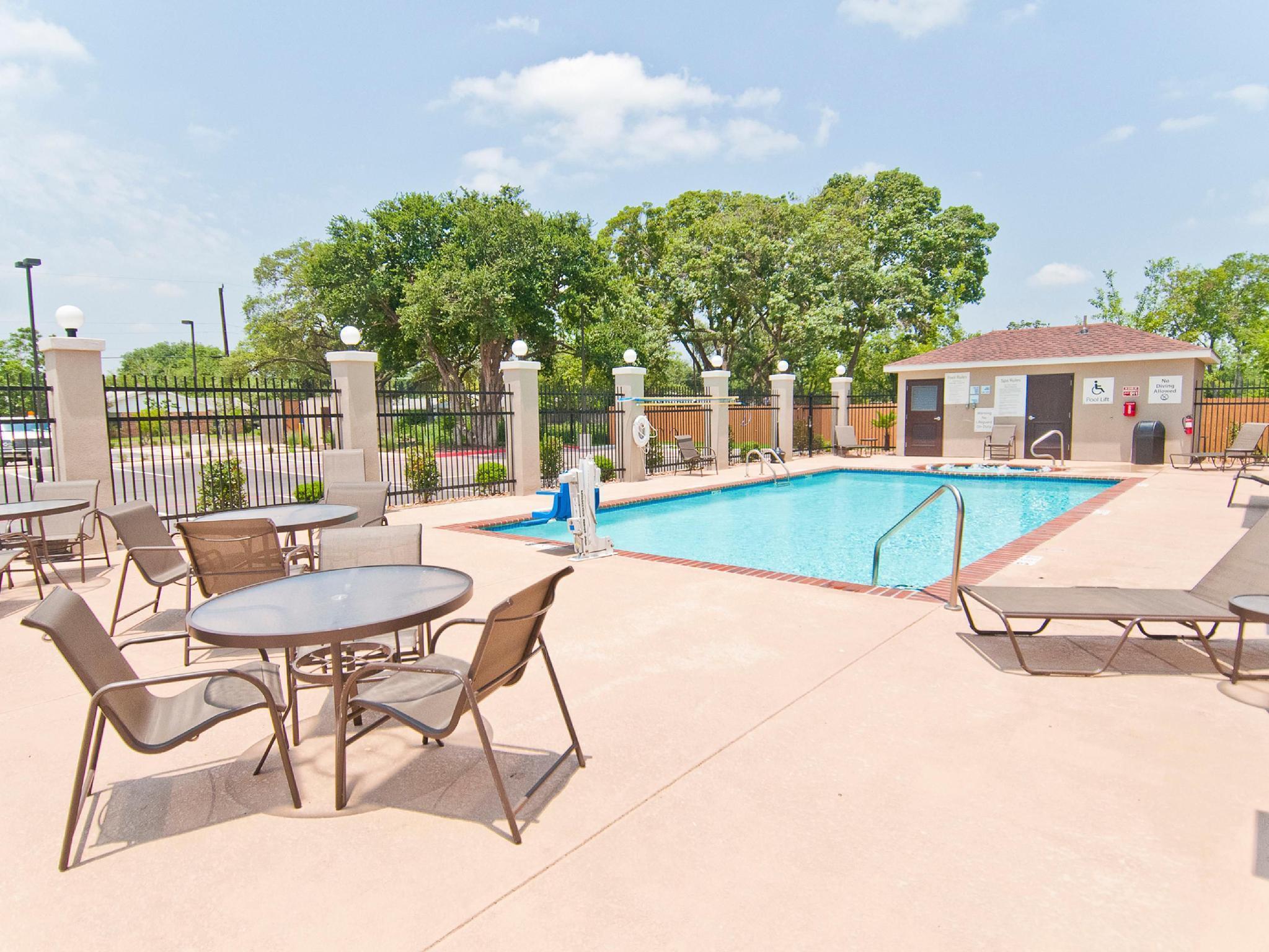 Holiday Inn Express & Suites San Antonio Frost Bank Center By Ihg Buitenkant foto