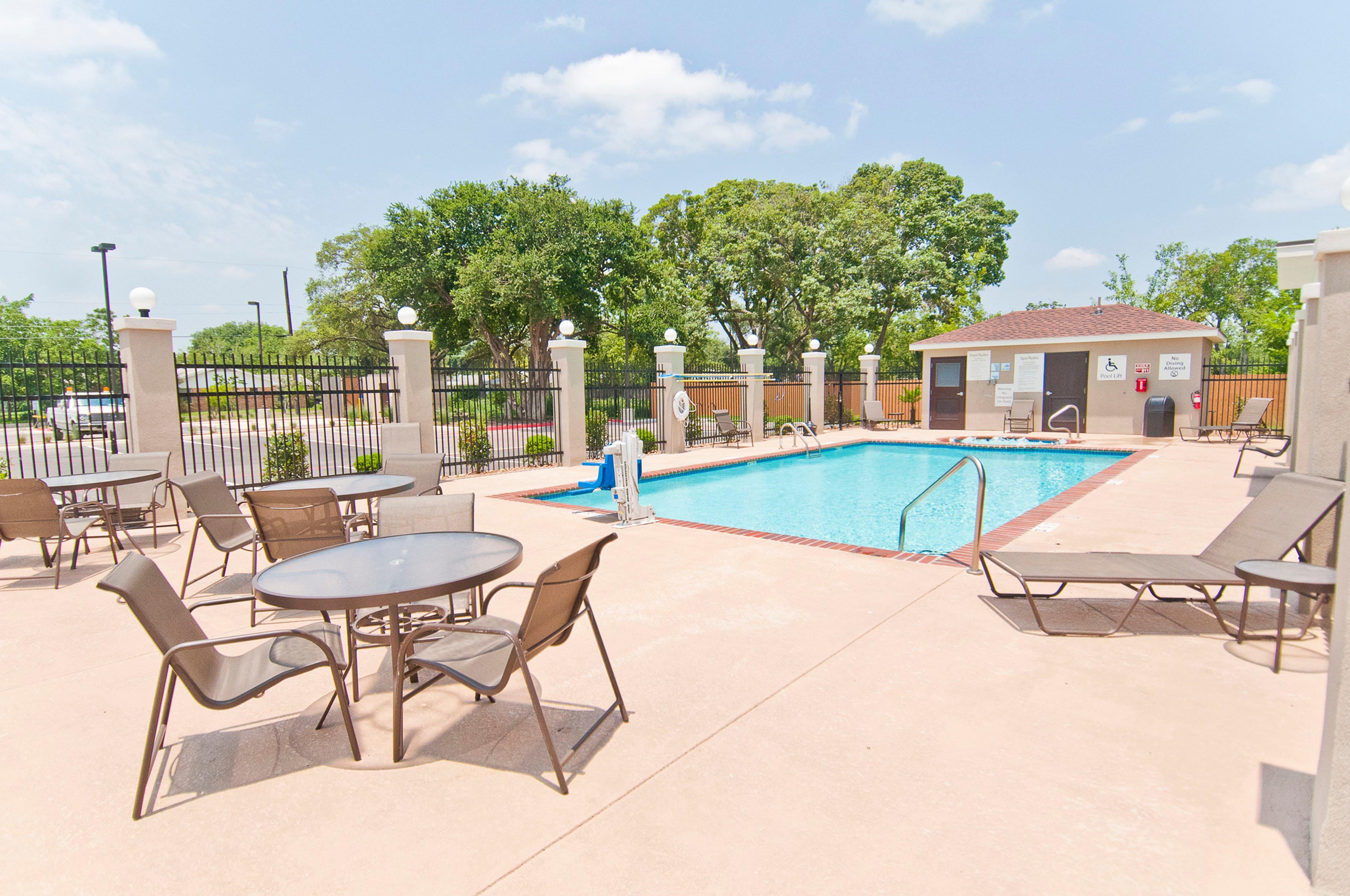 Holiday Inn Express & Suites San Antonio Frost Bank Center By Ihg Buitenkant foto