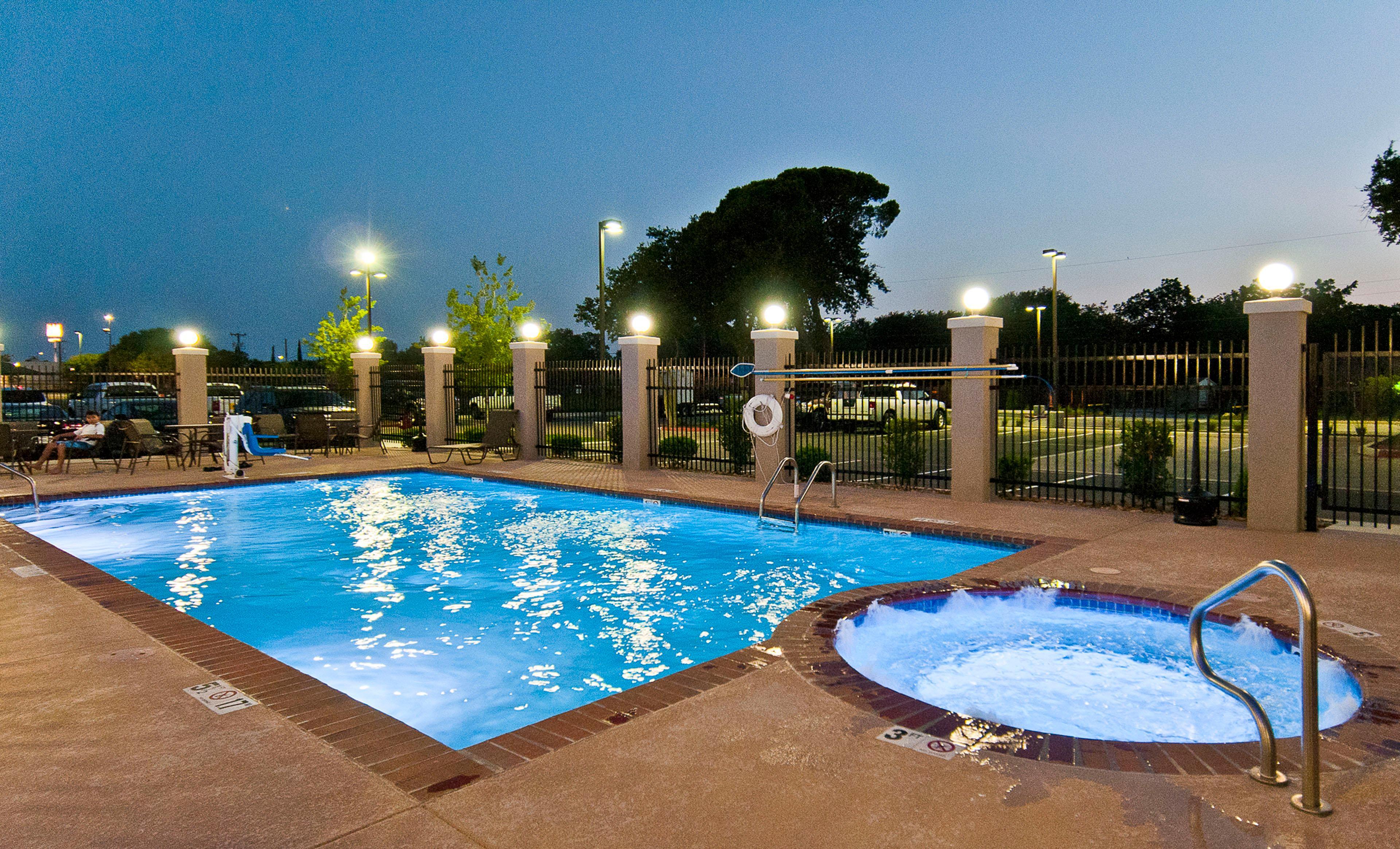 Holiday Inn Express & Suites San Antonio Frost Bank Center By Ihg Buitenkant foto
