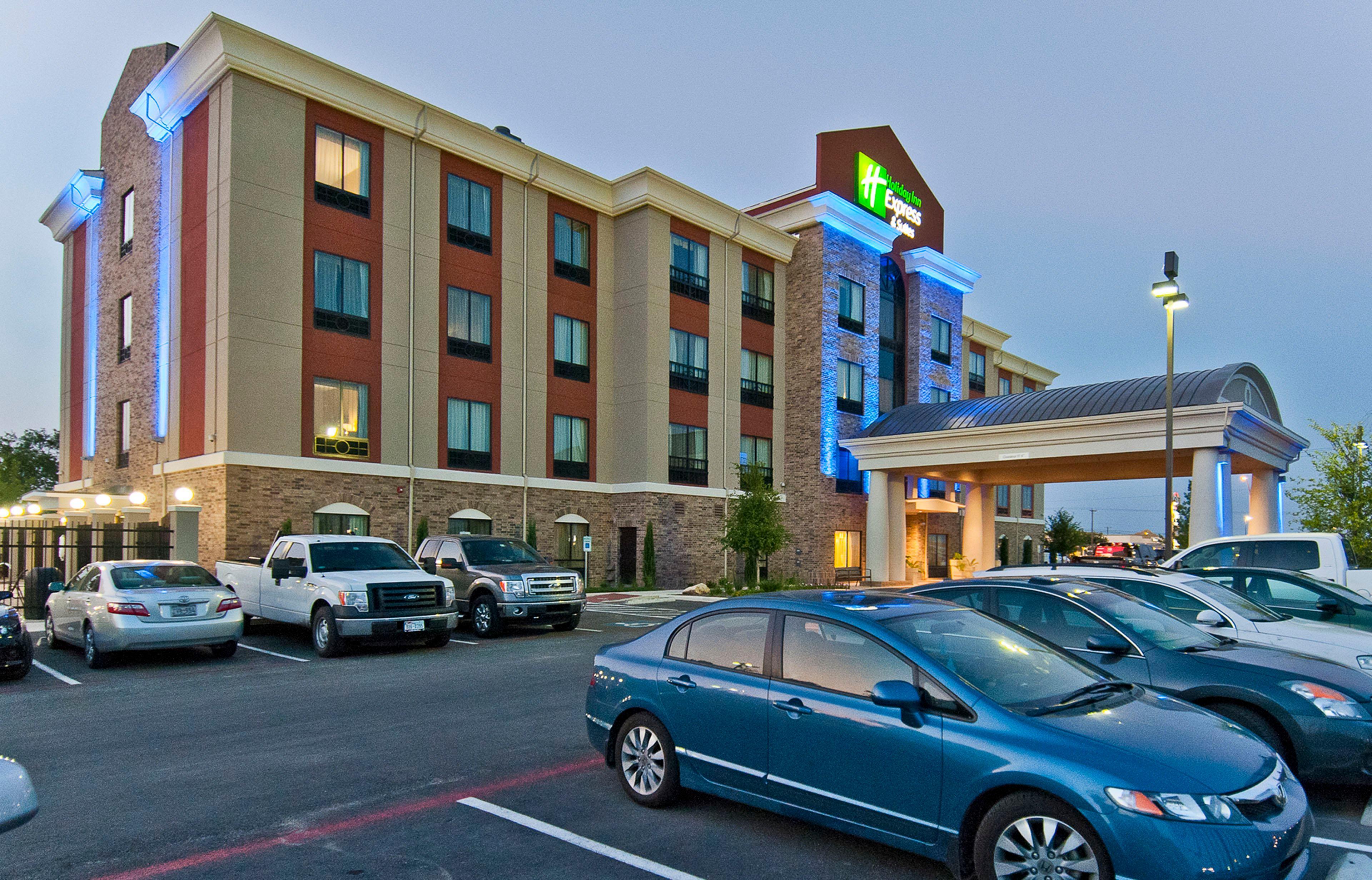 Holiday Inn Express & Suites San Antonio Frost Bank Center By Ihg Buitenkant foto